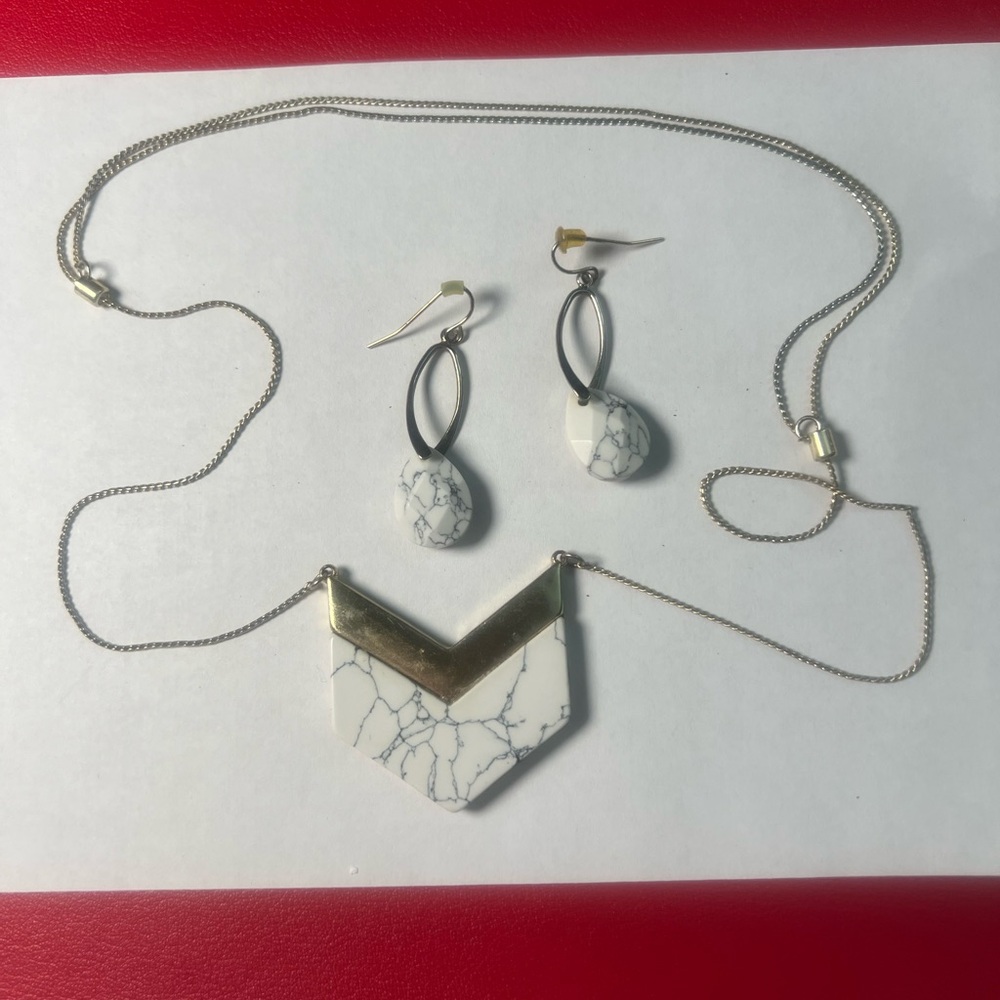 Elegant White Marble and Gold Jewelry Set